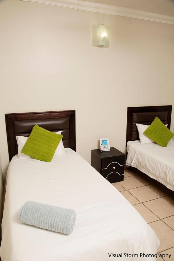 Palm Valley Inn And Day Spa Hartbeespoort Bagian luar foto