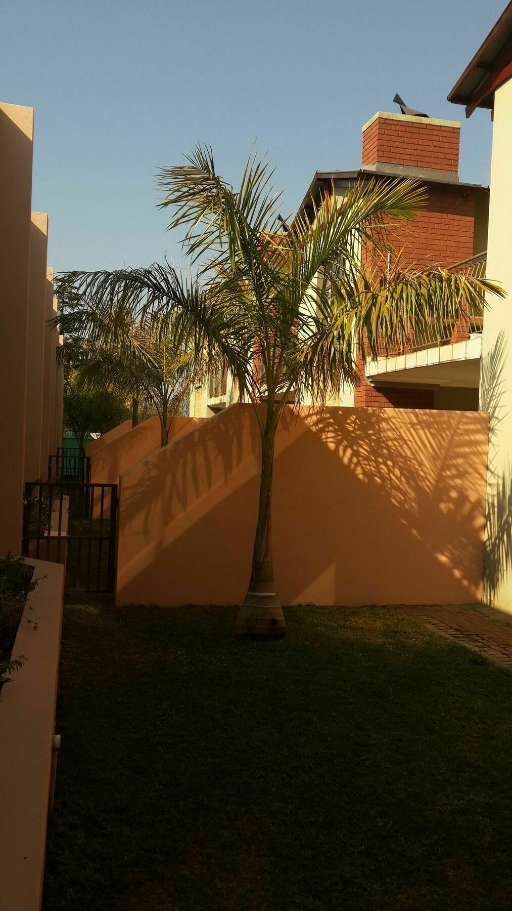 Palm Valley Inn And Day Spa Hartbeespoort Bagian luar foto