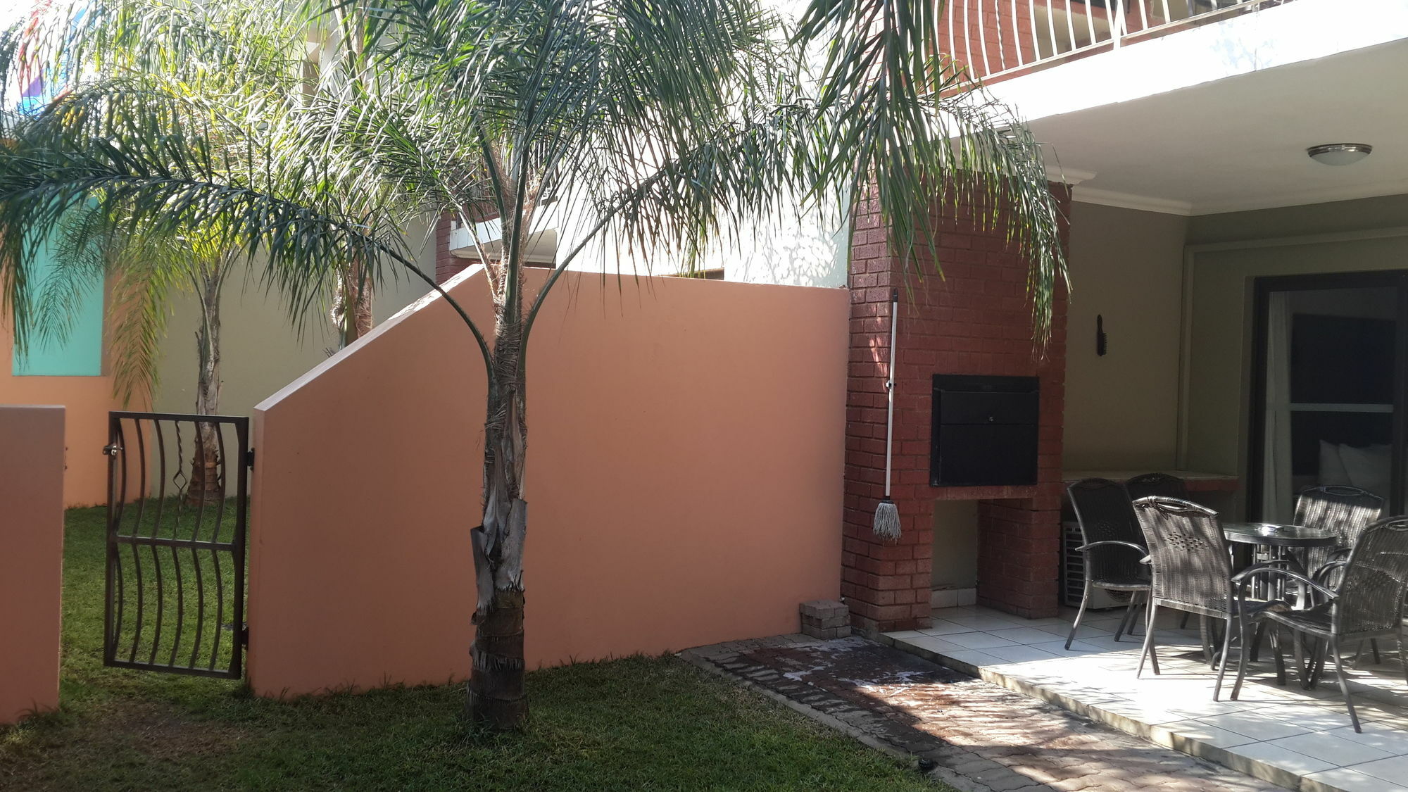 Palm Valley Inn And Day Spa Hartbeespoort Bagian luar foto